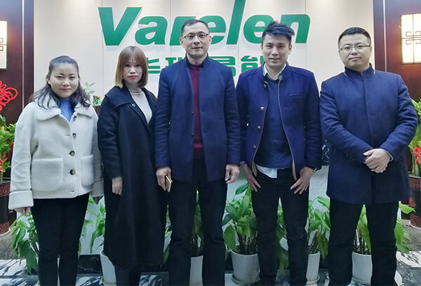 Новый клиент посещает завод Varelen